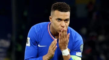 مبابي يستشير أطباء في فرنسا وإصابة الركبة تثير قلق ريال مدريد